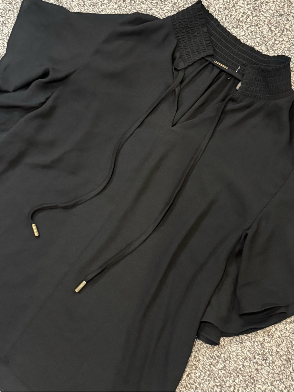 T Tahari Black Ruffled Short Sleeve Blouse with Tie Neck - Picture 3 of 7